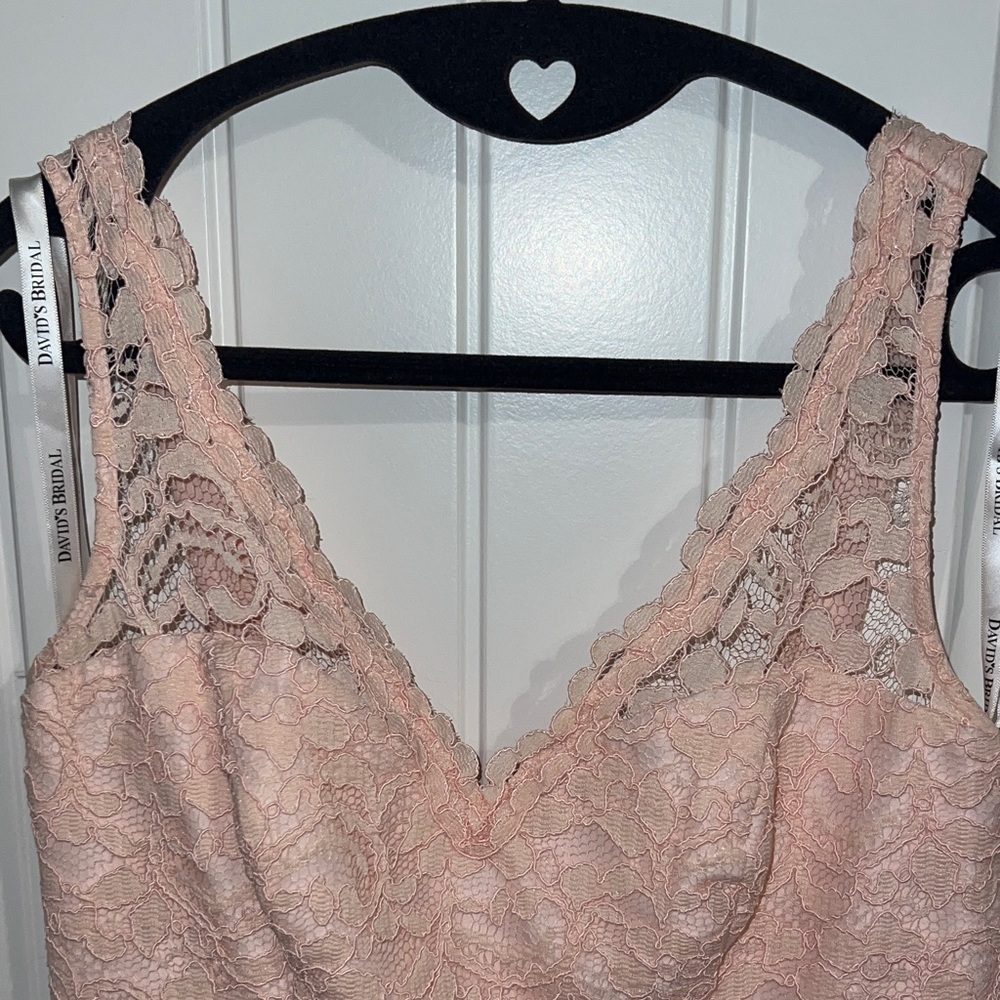 David's Bridal Bridesmaid Dress Blush/Lt Pink Lace Dress with V Neckline Size 6 - Picture 4 of 11